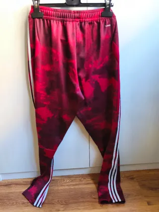 Pantalón deportivo Adidas.