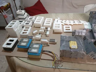 Cajas Eléctricas y material variado Metropoli.