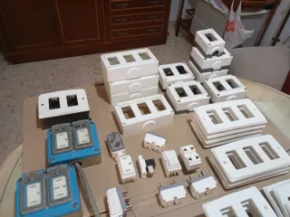 Cajas Eléctricas y material variado Metropoli.