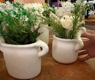 Jarrones decorativos con flores artificiales