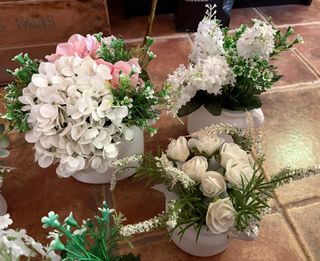 Jarrones decorativos con flores artificiales