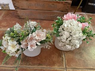 Jarrones decorativos con flores artificiales