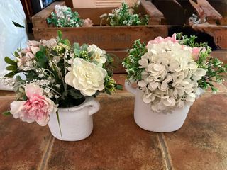 Jarrones decorativos con flores artificiales