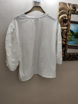 Camiseta blanca con corazones