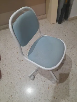 Silla infantil IKEA azul turquesa