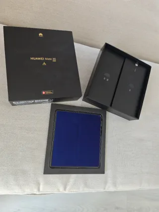 Huawei Mate X6 Rojo y Dorado