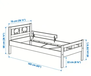 Cama infantil blanca con diseño de ovejas