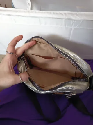 Bolso plateado acolchado con cremallera