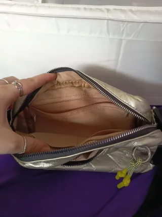Bolso plateado acolchado con cremallera