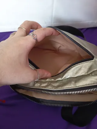 Bolso plateado acolchado con cremallera
