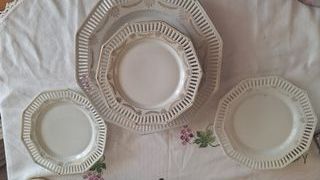 Juego de platos de porcelana con borde dorado