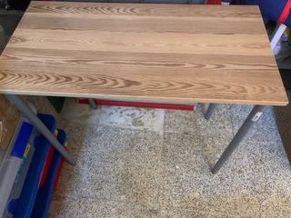 Mesa de madera y metal