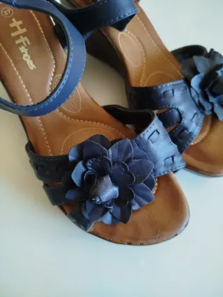 Sandalias cuña H+F Shoes azul y marrón