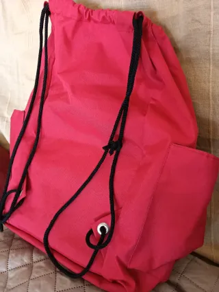Mochila Roja con Cordones y bolsillo