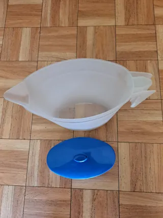 Jarra de plástico azul y transparente