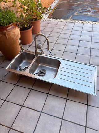 Fregadero doble con grifo y escurridor