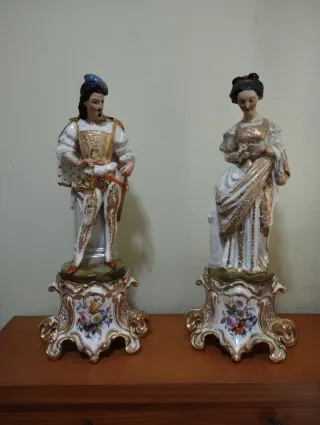 Pareja figuras porcelana y oro