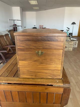 Baúl de madera con detalles metálicos