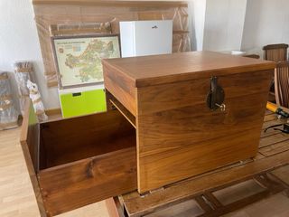 Baúl de madera con detalles metálicos