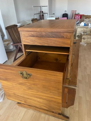 Baúl de madera con detalles metálicos