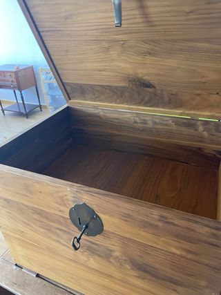 Baúl de madera con detalles metálicos