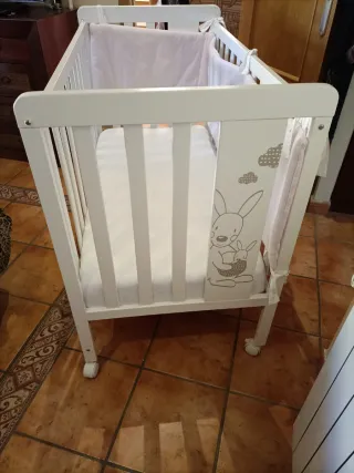 Cuna bebé blanca c/colchón 2 alturas,sabanas y