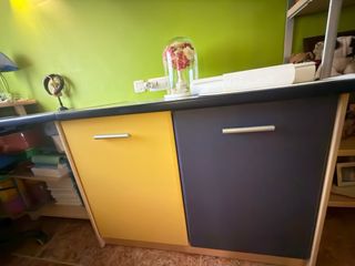 Escritorio juvenil azul y amarillo