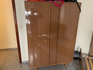 Armario de madera con espejo