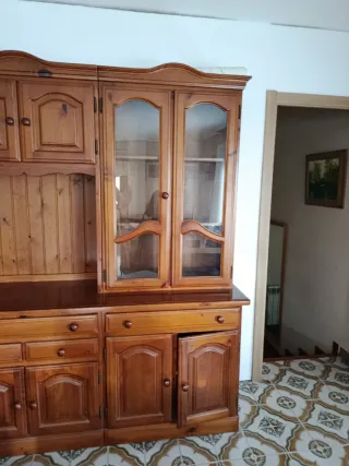 Mueble de pino con vitrina y cajones