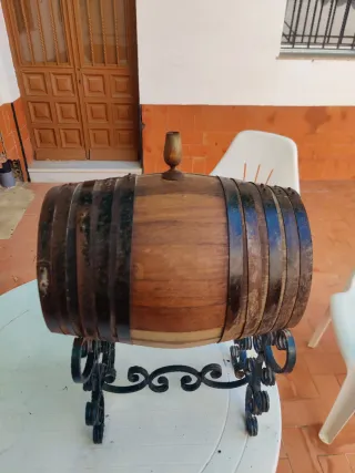 Barril de madera decorativo