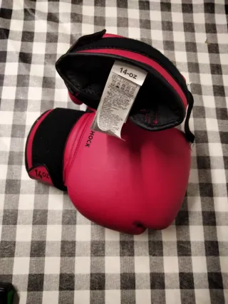 Saco de boxeo rojo y de regalo guantes.