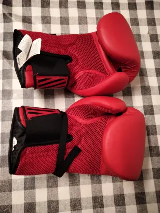 Saco de boxeo rojo y de regalo guantes.