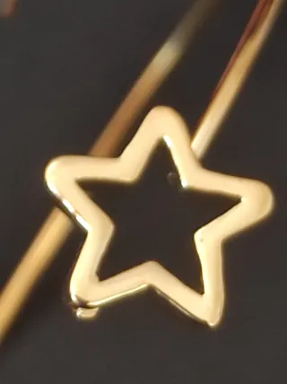 Pulsera dorada con estrellas