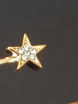 Pulsera dorada con estrellas