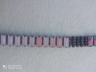 Gargantilla plateada con detalles rosas