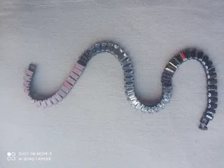 Gargantilla plateada con detalles rosas