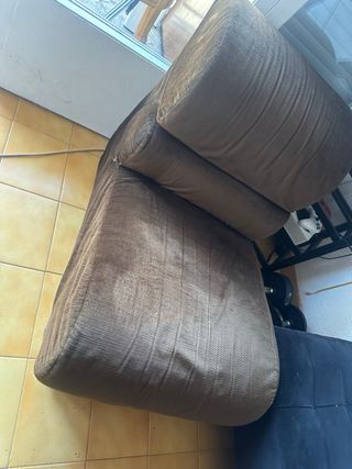 Sofá individual de gamuza marrón