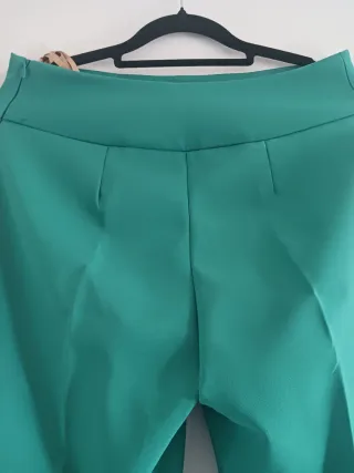 Pantalón verde talle alto y corte recto
