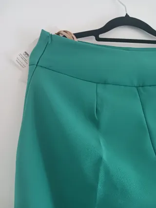 Pantalón verde talle alto y corte recto