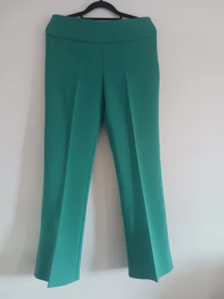 Pantalón verde talle alto y corte recto
