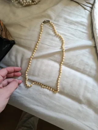 Collar de perlas con cierre plateado