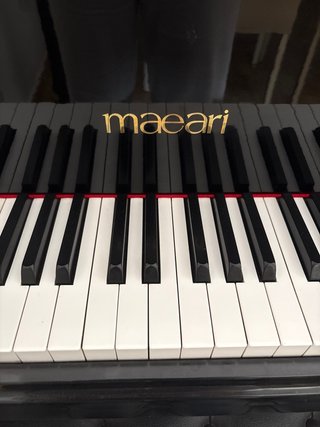 Piano de cola acústico Maeari negro con banqueta