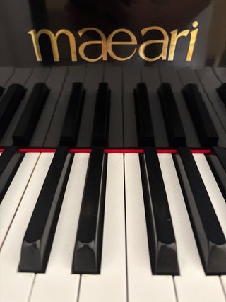 Piano de cola acústico Maeari negro con banqueta