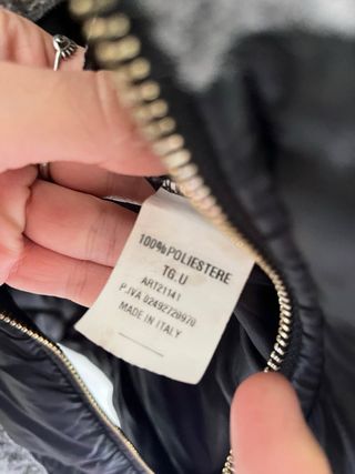 Abrigo gris y negro con capucha