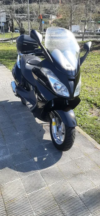 Maxi Scooter Negra 125 c.c 15cv.