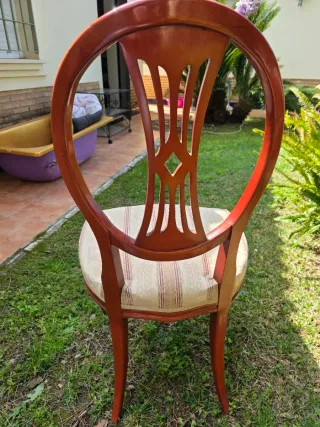 Silla de madera con tapizado. Hay 6