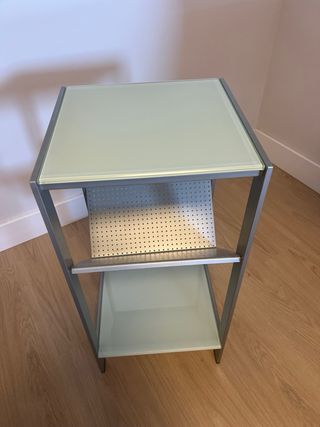 Mesa auxiliar cristal y metal plateado