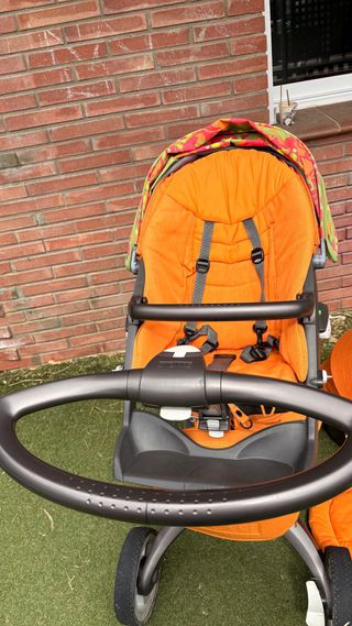 Cochecito Stokke Explory Naranja y mariposas.