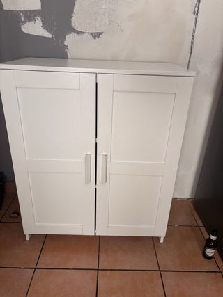 Mueble blanco con puertas