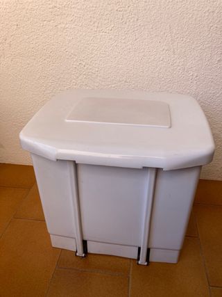Cubo basura blanco con pedal, de plástico.